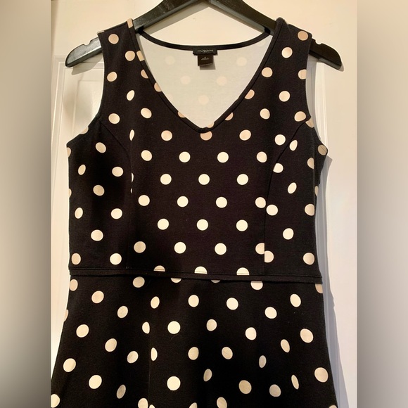 LN ANN TAYLOR V-NECK DRESS. YUMMY FABRIC. BLACK W/TAN POLKA DOTS. FLATTERING❤️ - Picture 2 of 8